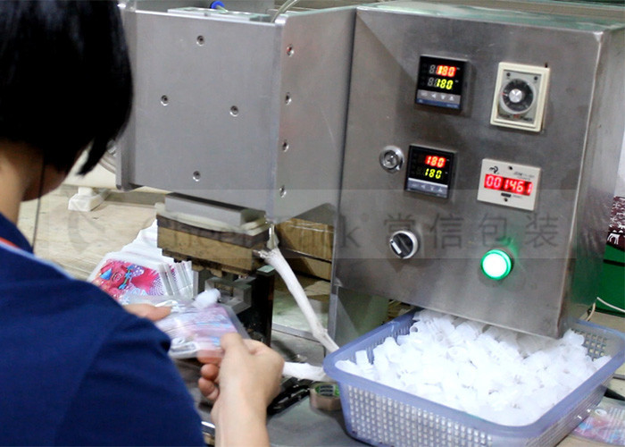 2400W 220V Semi Automatic Stand Up Pouch Sealing Machine , Sealing Speed 60pcs / Minute