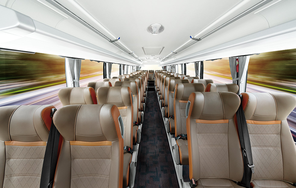 50 Seat Capacity Tour Bus Equipped with LHD Diesel Engine and Manual Transmission
