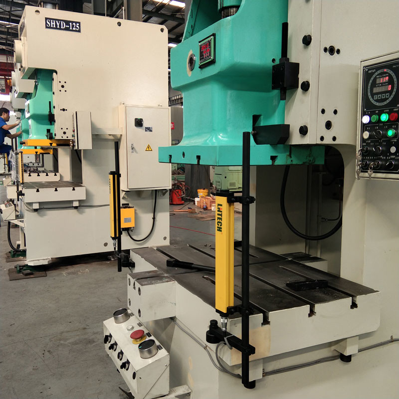 Energy Saving 160T Metal Pneumatic Punching Machine With Guardrail