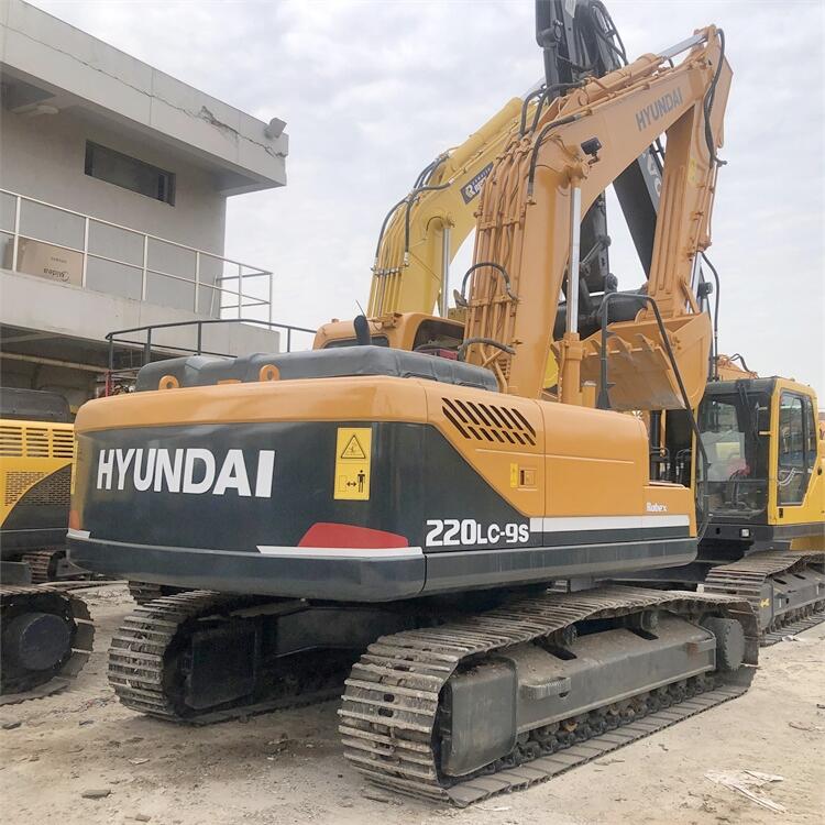 Used Hyundai 220 Excavator with Original Hydraulic Valve in Excellent Health Condition