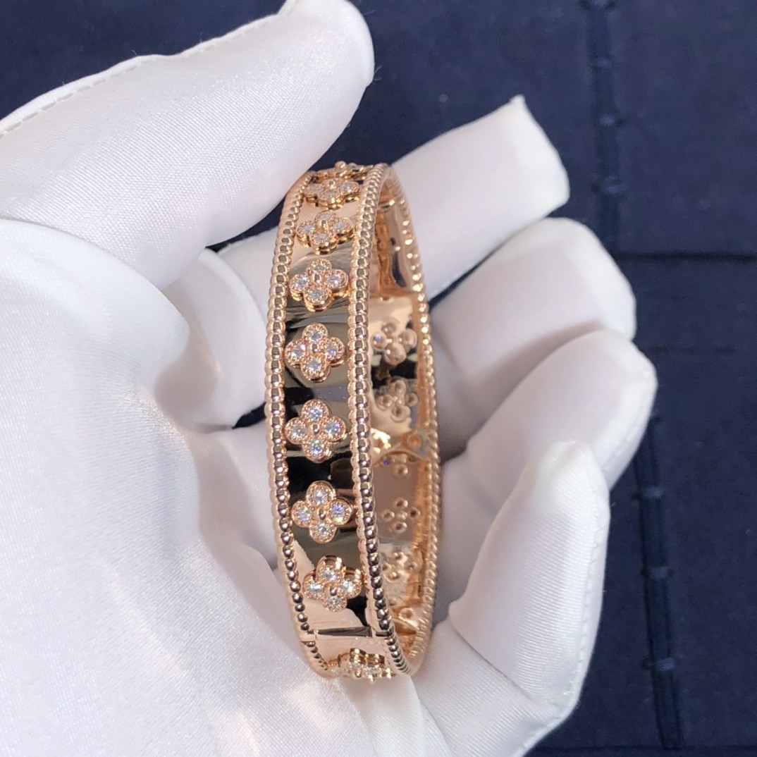Customization Gorgeous 18k Gold Van Cleef & Arpels PerléE Clovers Bracelet Small Model
