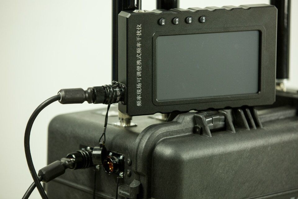 Effective EOD Equipment Portable Frequency Jammer 50 - 200m Interference Range