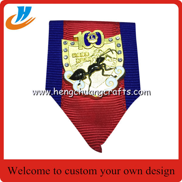 Shenzhen factory custom lion club badge,matt gold plated metal lapel pin