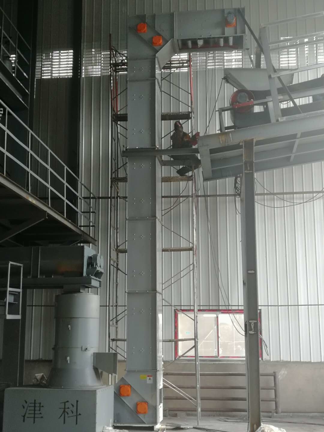 ISO Carbon Steel Industrial Bucket Elevators Vertical Lifting Conveyor