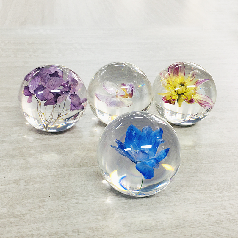 Artificial Transparent Paperweight , Clear Epoxy Resin Ball With Real Dry Flower Inside