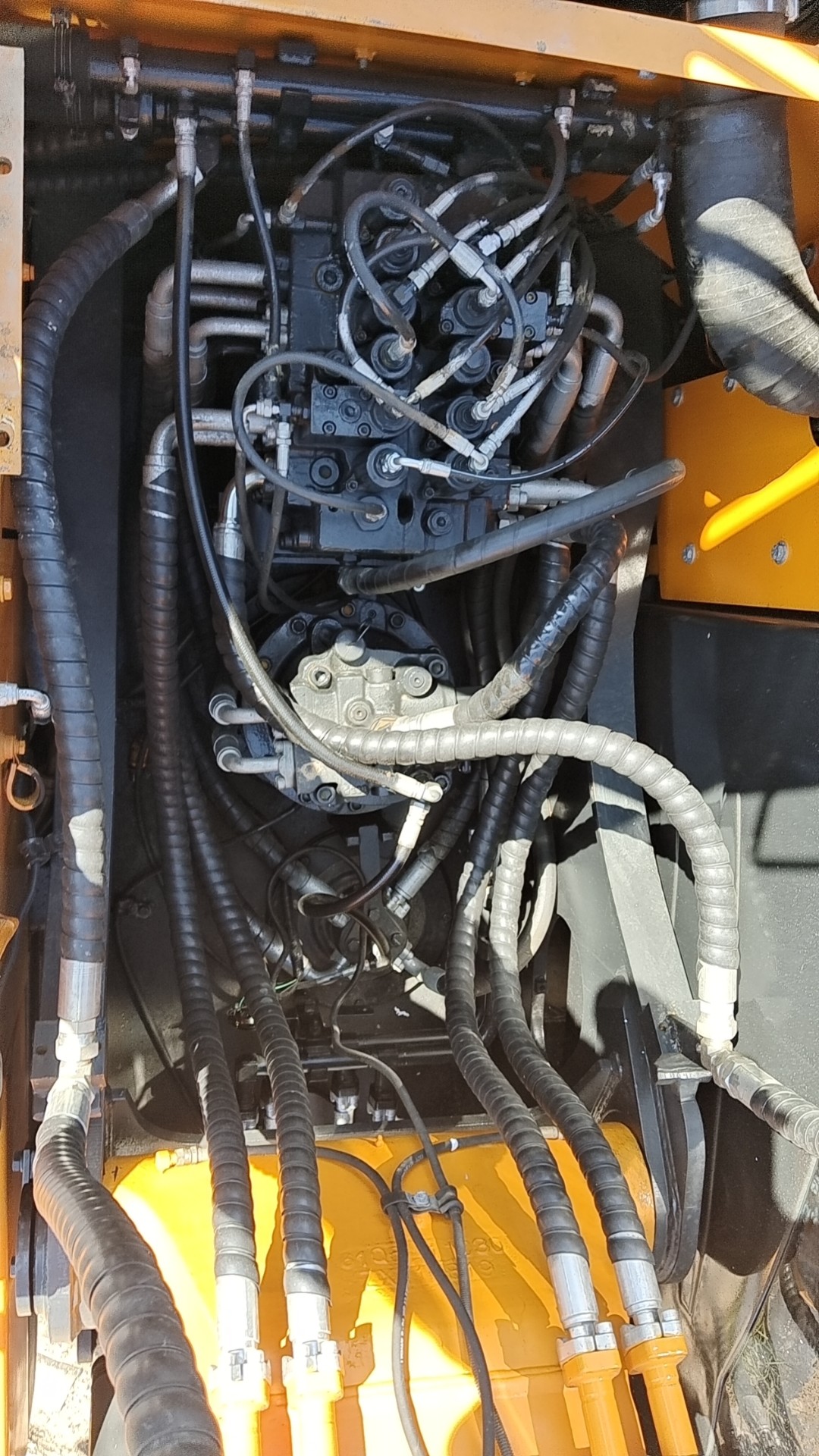 22 Ton Hyundai 220-9s Excavator Is Equipped With A Cummins Engine
