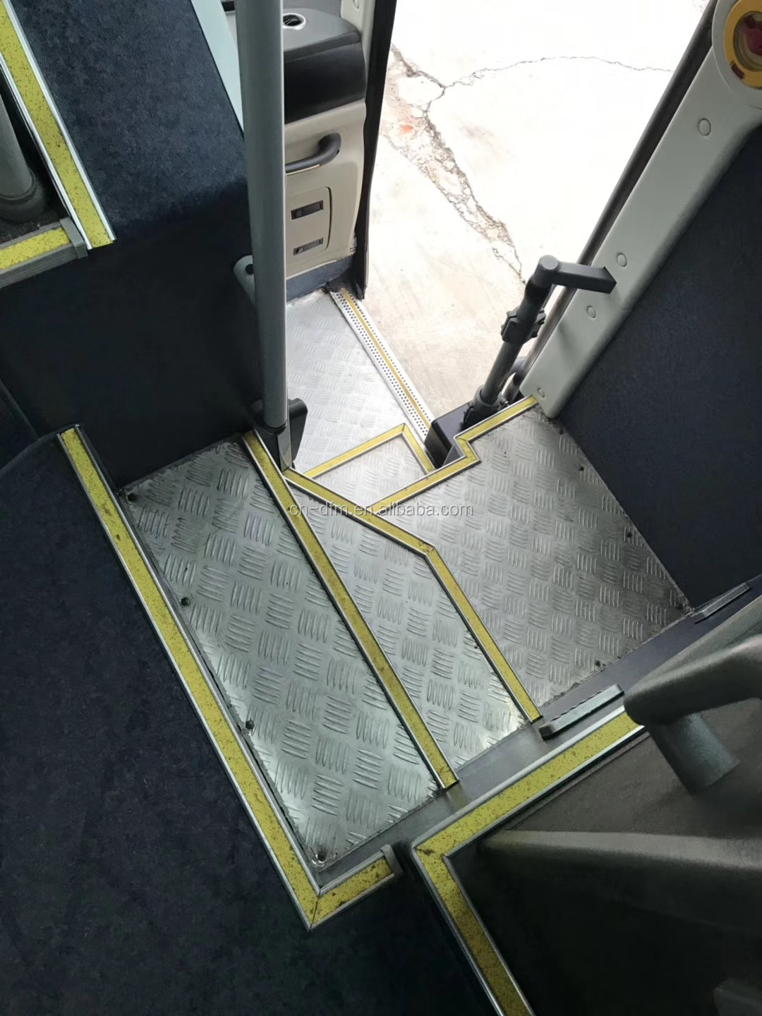 Luxury 32 Seats Higer Bus Diesel Red Used Coach Bus In Dubai 6.494L Displacement Good