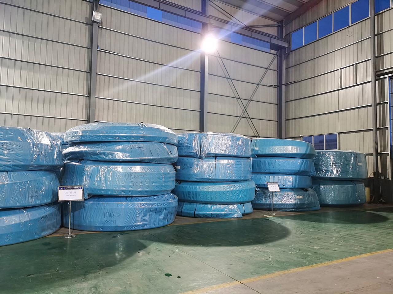 Corrosion-resistant bonded flexible composite high-pressure delivery pipe