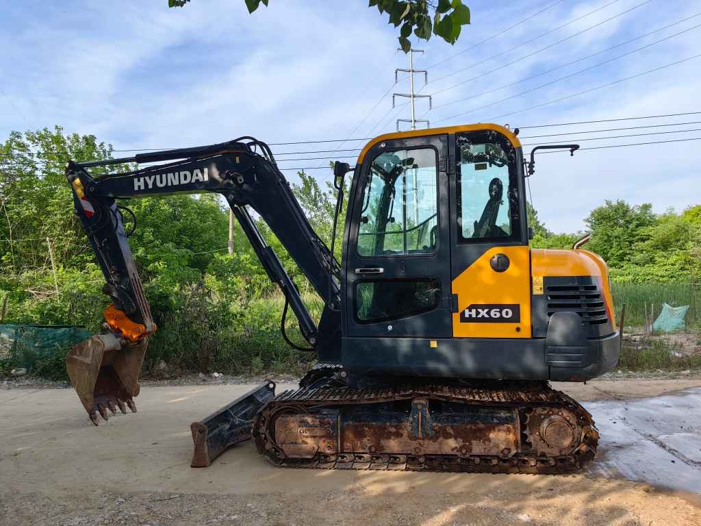 Small Used Excavator Hyundai HX60 Excavator with 0.21m³ Bucket 36.2KW Used Construction Machine