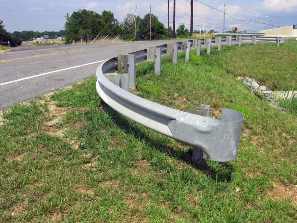 Highway Road Vehicle Barrier Galvanized Powder Coated Thrie Beam W Beam Guardrail