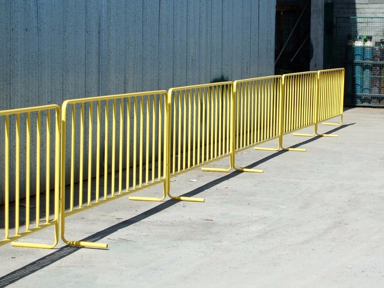 Traffic safety crowd control barrier fence