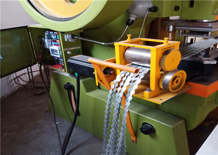 280m / H BTO - 18 Razor Blade Barbed Wire Making Machine