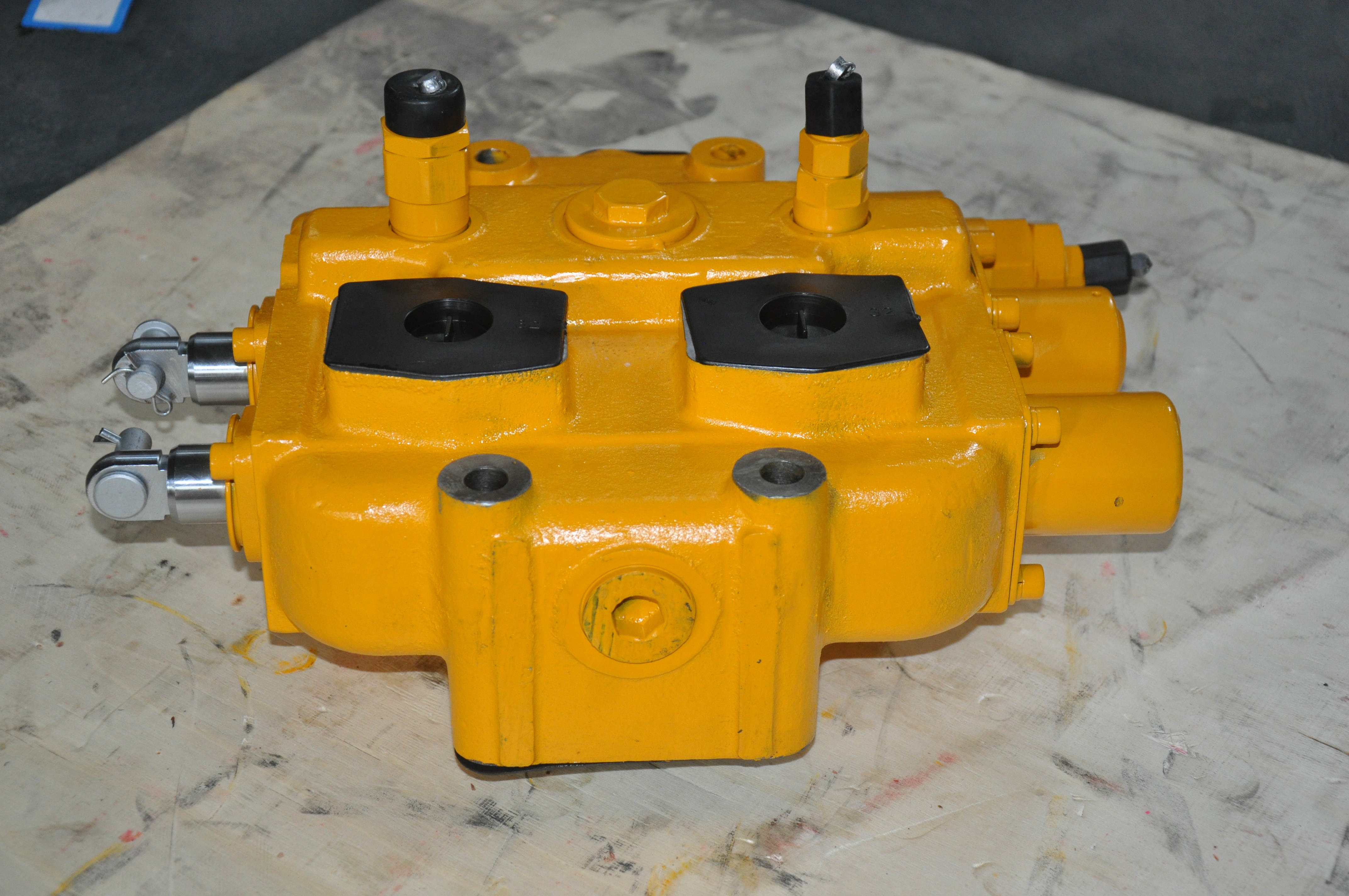 OEM 12C0016X0Y16MPA Hydraulic Directional Control Valve Wheel Loader Spare Parts
