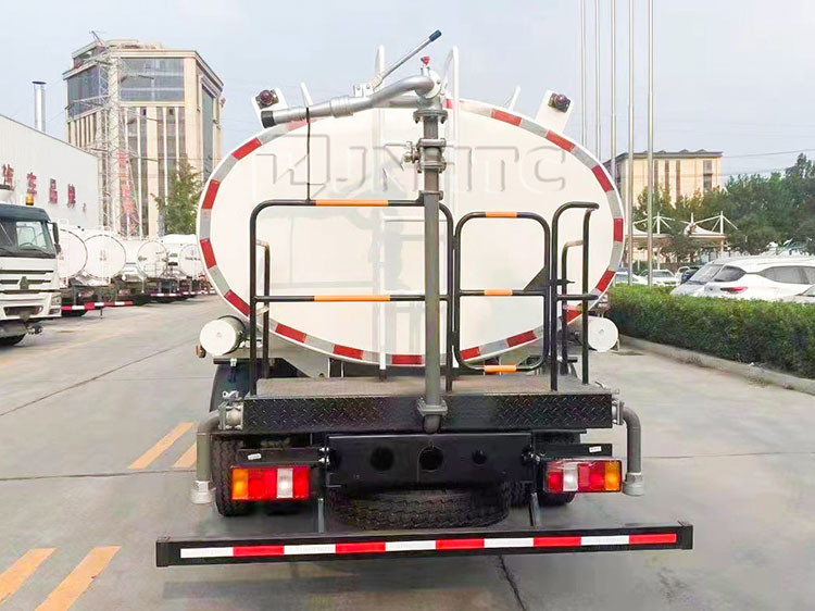 Sinotruck HOWO Light 1000l Sprinkler Truck 4X2 Water Truck Tank