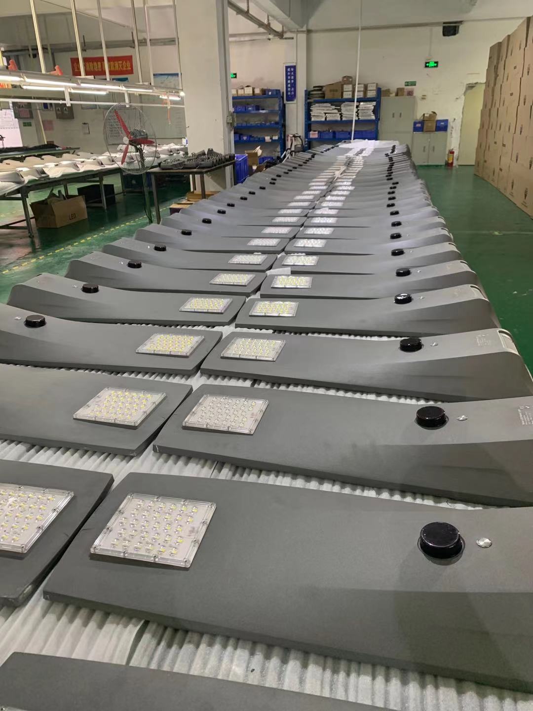 5000k Outdoor Led MPPT Controller Solar LED Street Light With Motion Sensor , Gray & Black Housing 3