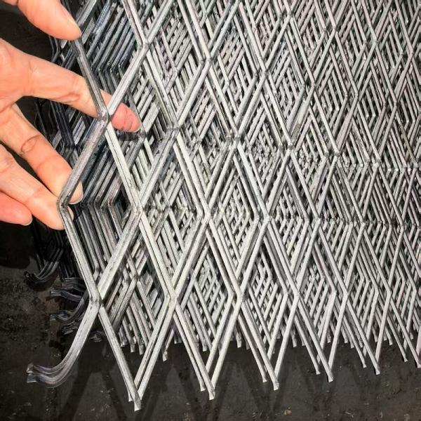 Heavy Duty Low Carbon Steel Metal Walkway Mesh 2-8mm Expanded Galvanized Steel Mesh