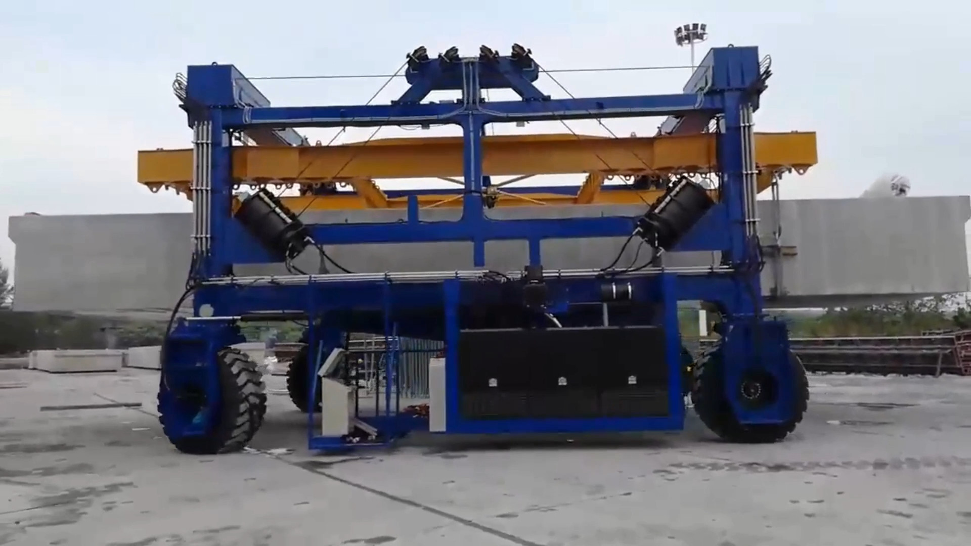 Blue Cargo Mobile Gantry Crane For Precast Concrete Construction Products