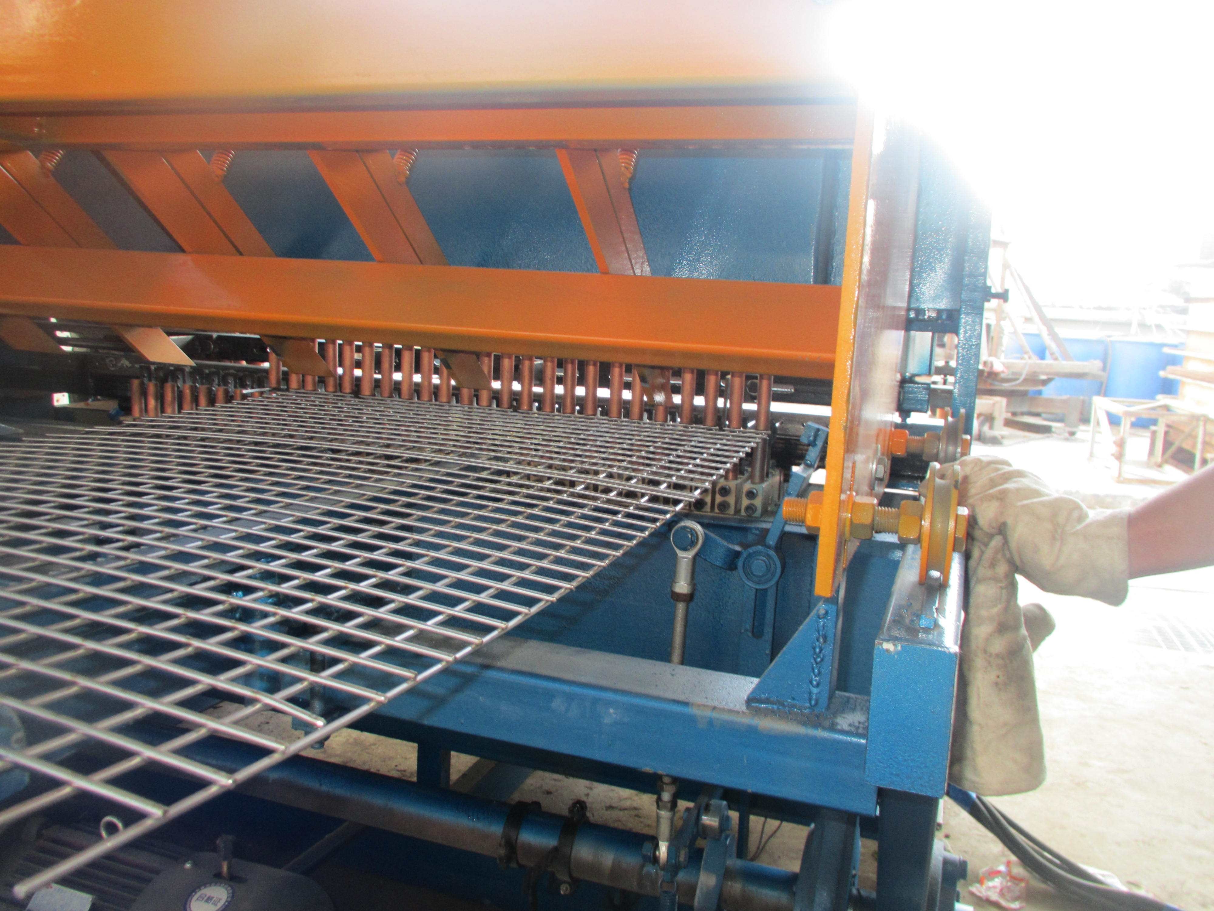 Semi-Automatic Welded Wire Mesh Fencing panel Machine 50*50 Mm-200*200 Mm Mesh Size