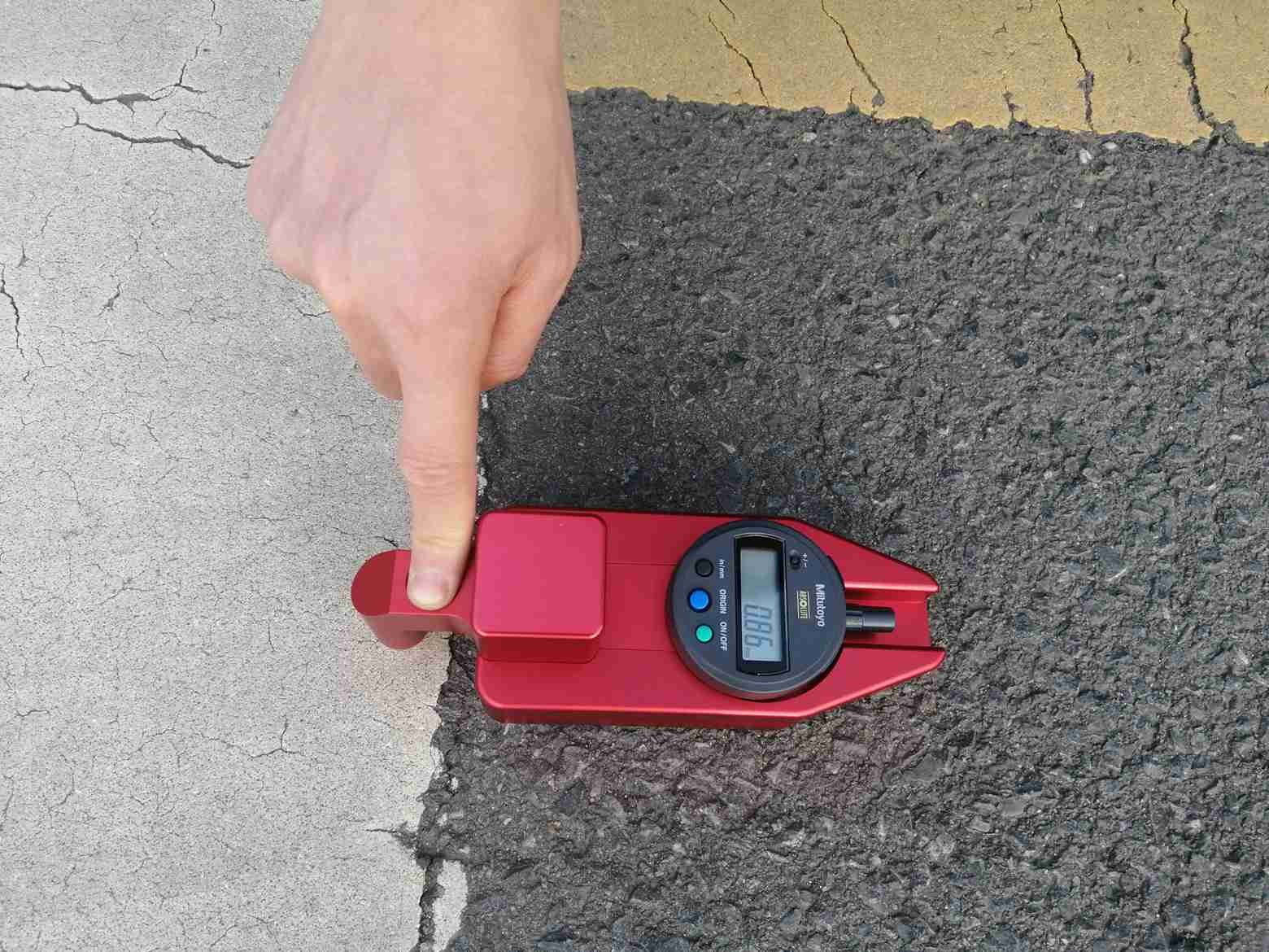simple efficient metric accuracy Marking Thickness Gauge for pavement markings