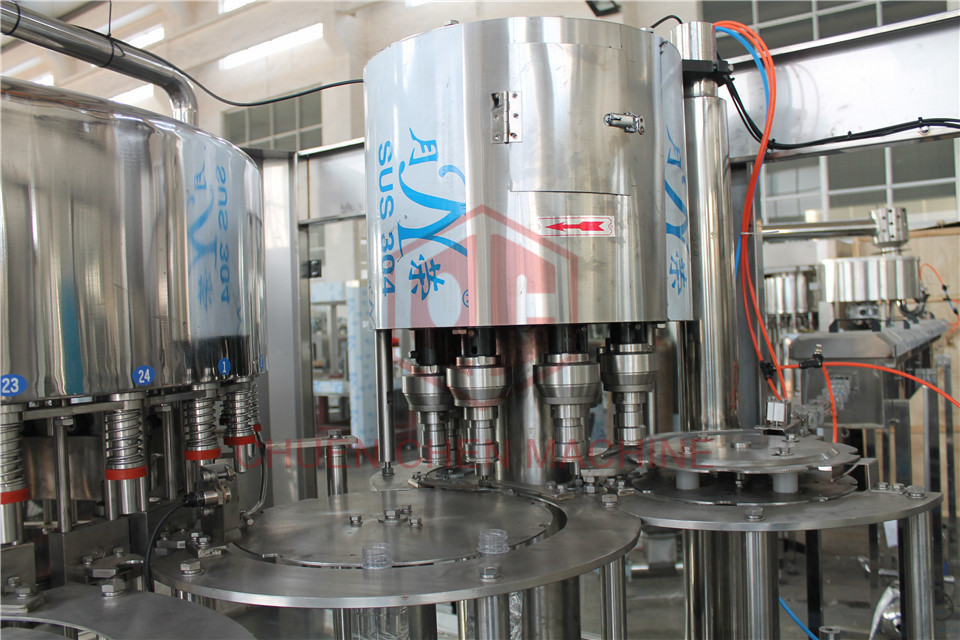 Gravity Plastic Bottle Filling Machine With Shrink Wrapping Equipment 4 in 1