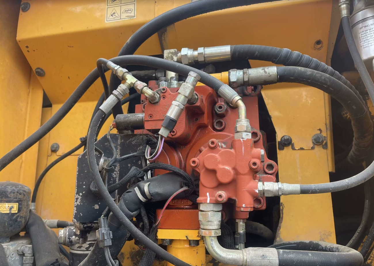 Wheel Type Hyundai 210W Used Excavator 21 Ton Secondhand Hydraulic Digger in Stock