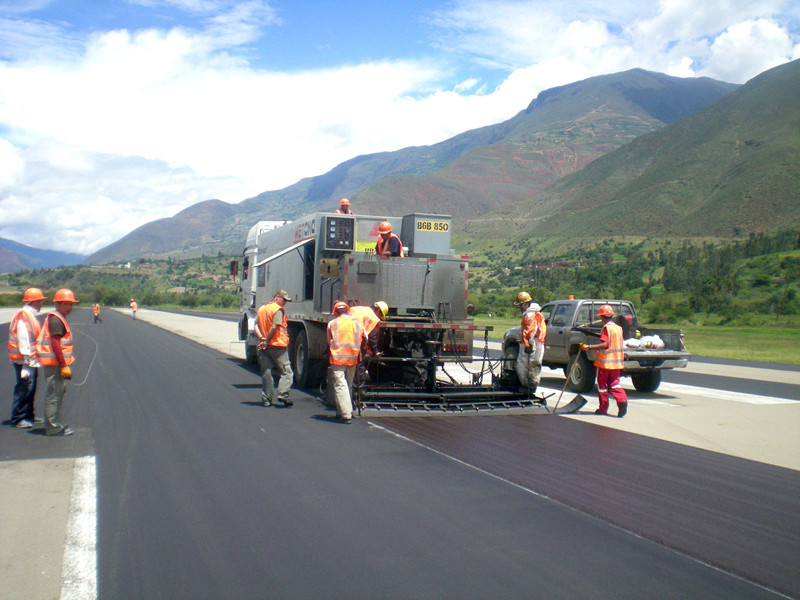 SINOTRUCK Road Building Machine With 10M3 Aggregate Bin 4M3 Emulsion Bitumen Tank
