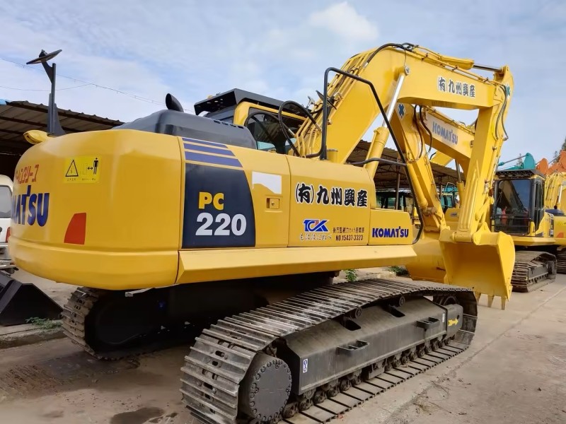 22 Tons of high-efficiency, high-quality yellow Used Komatsu PC220-7