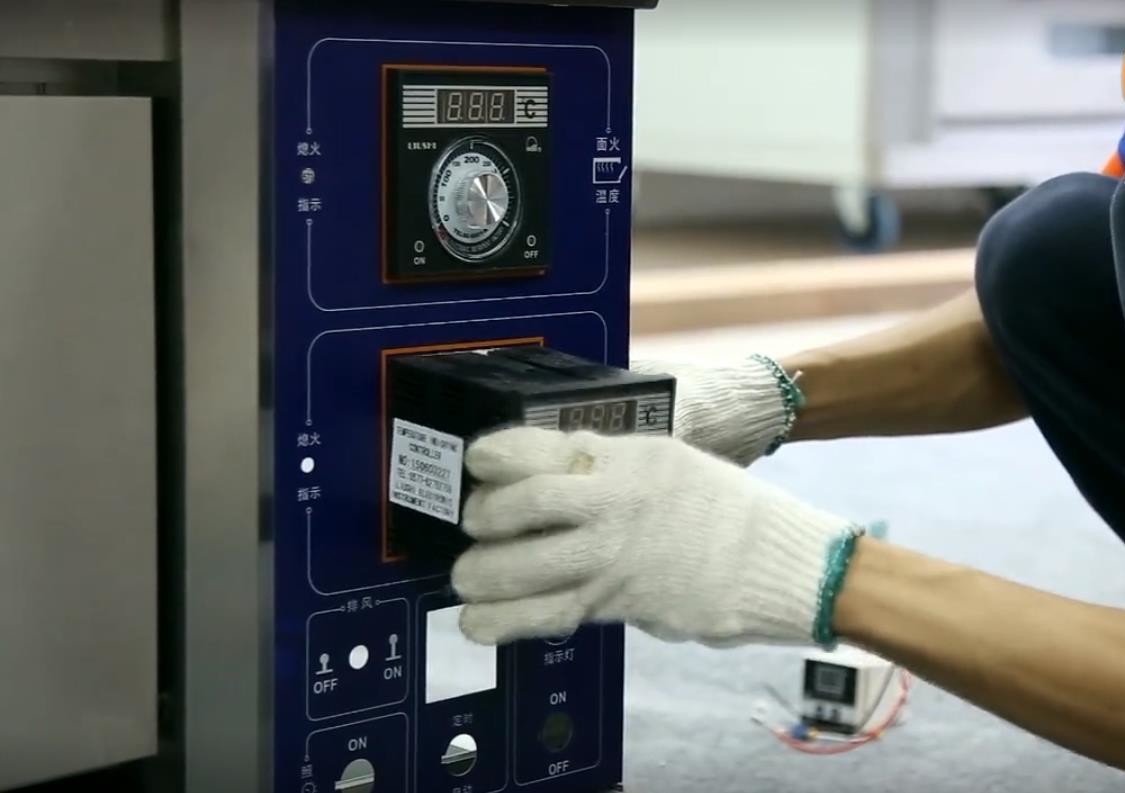 Laminated-Type Gas Bakery Oven With Timing Control and Adjustable Temperature Range 20~400°C Capacity 2 Decks 4 Trays