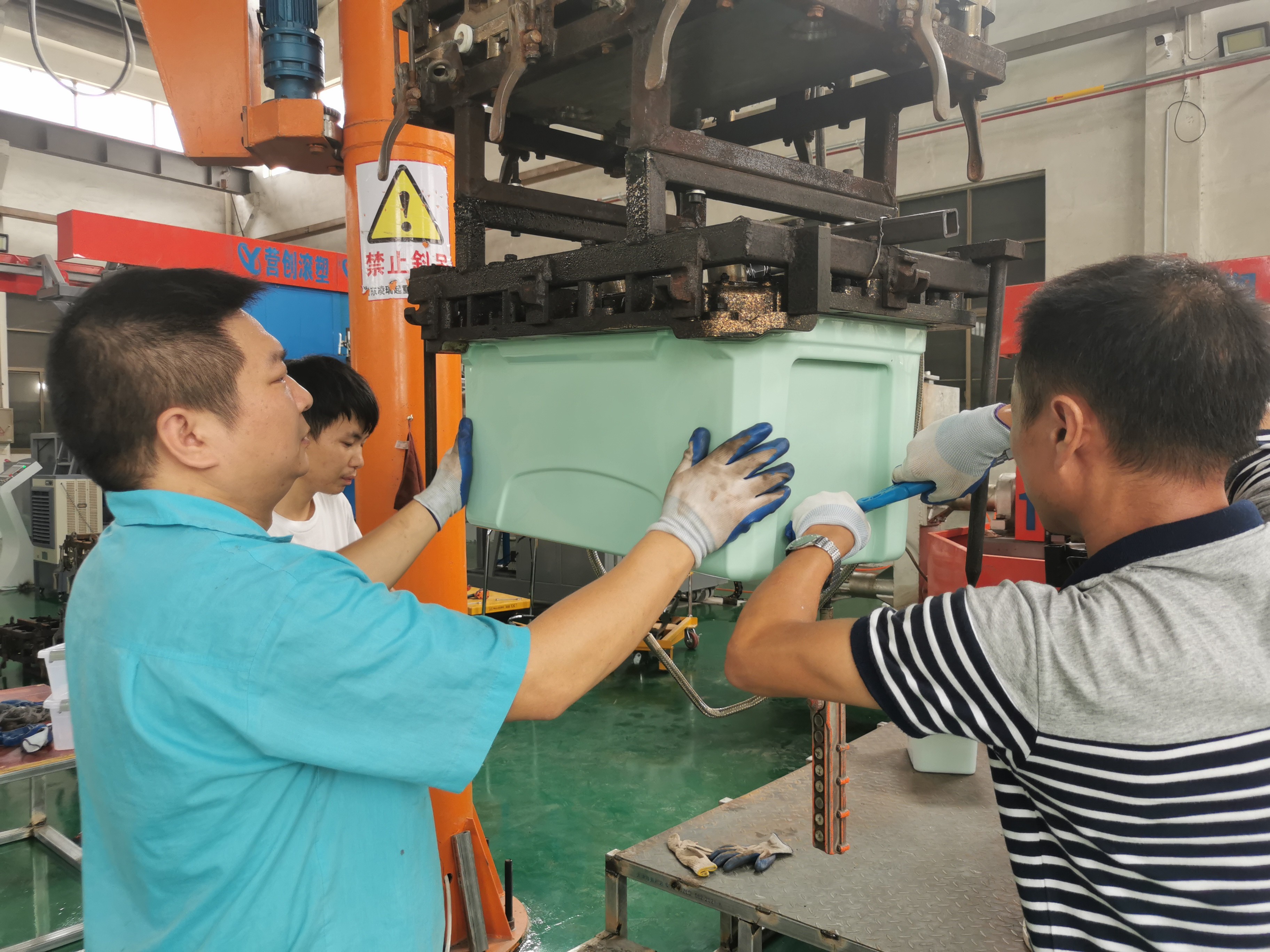 40-60mm Heat Insulation Thickness Rotomolded Cooler Box For Preservation