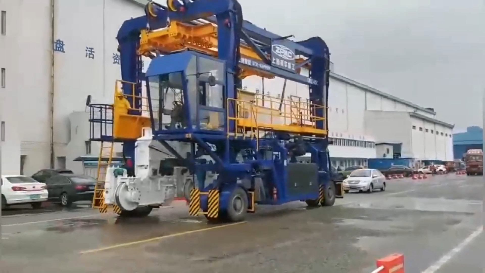 Highly Customized Straddle Container Lifter Machine With Cummins Engine