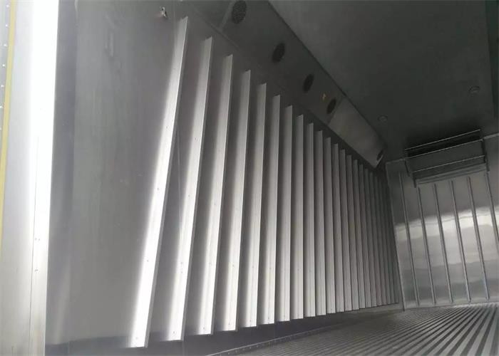 Commercial Refrigerated Truck SINOTRUK HOWO 20 - 25 CBM German MAN Engine Euro 4