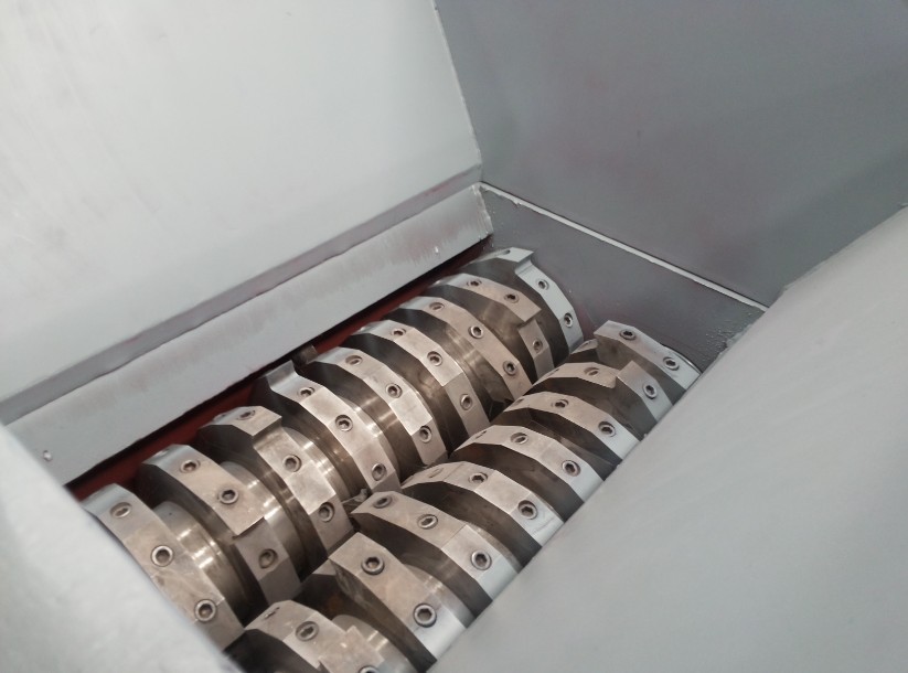 Exchangeable Blades Used Tire Shredder Tyre Shredding Equipment For Waste Tire Recycling Line