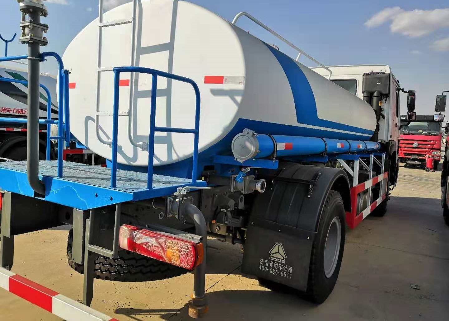 SINOTRUK HOWO Fuel Tank Truck Oil Tank Truck Tanker Truck With 25cbm Full Trailer