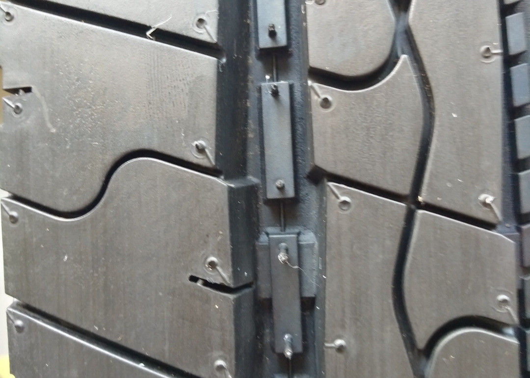 Reinforced 11R 22.5 Truck Tires , Low Rolling Resistance Tires 4 Zigzag Grooves