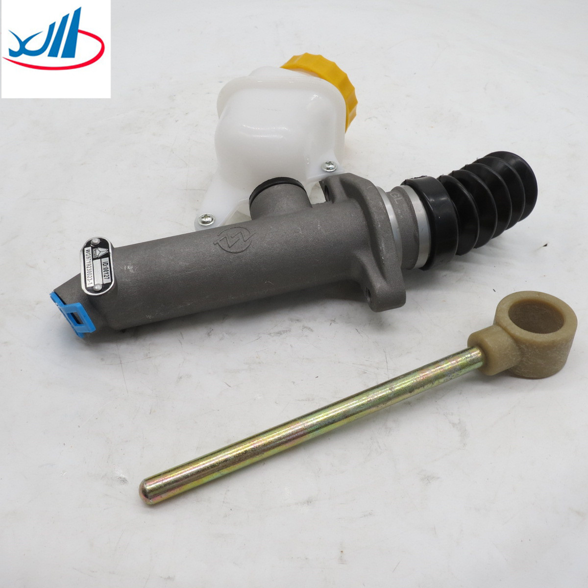 Sinotruck HOWO truck spare parts clutch master cylinder with oil tank WG9719230023