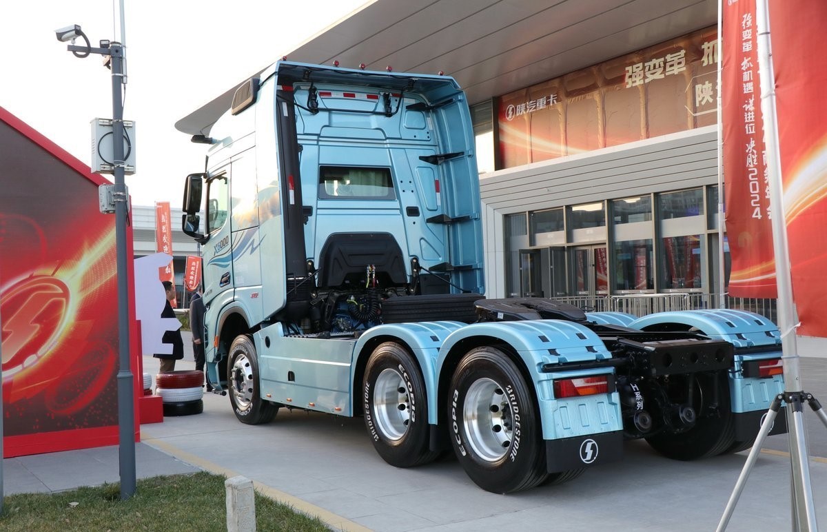 4X2 Chinese Heavy X6000 Shacman Tractor Truck Manual Air Conditioner Equipped