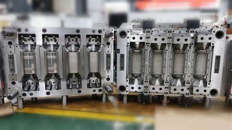 Polished Plastics Injection Mold With LKM Local Standard & PANTONE877 U