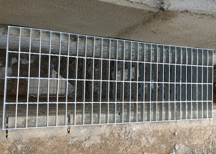 Park Drain Catwalk Metal Grating 30X100mm Light Weight Impact Resistance