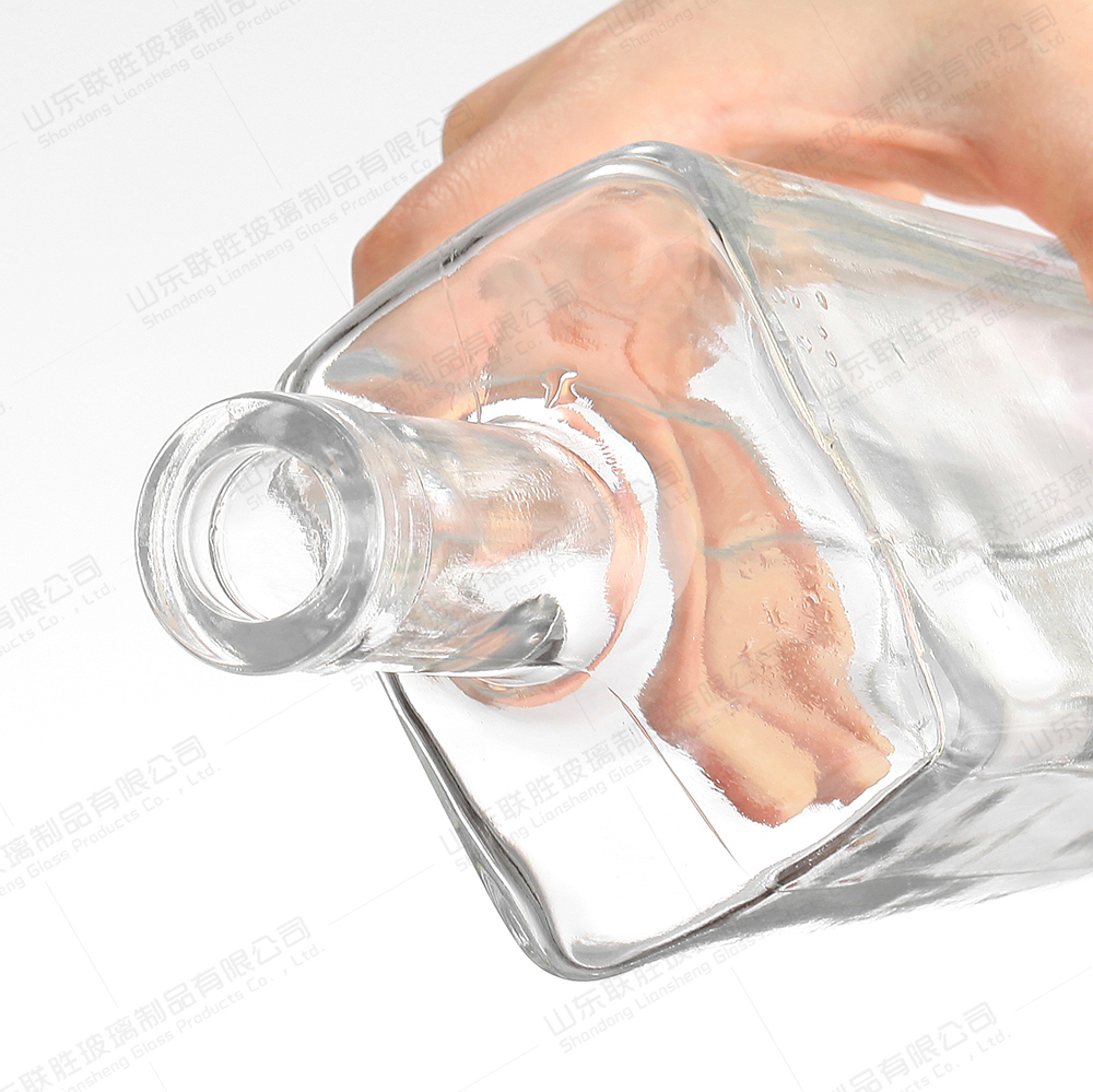 Hot Stamping Glass Bottle in Liquor with Painted Surface