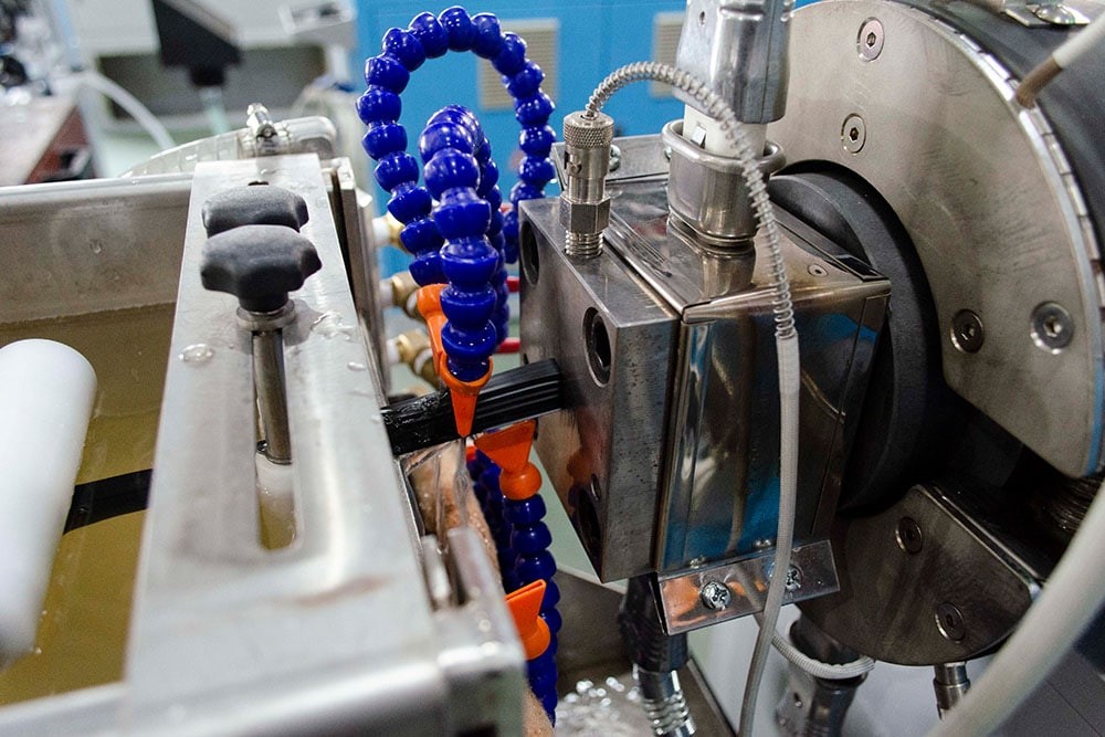 Wood Plastic Wpc Profile Extrusion Line Saw Cutter 300kg / H Ce Standard