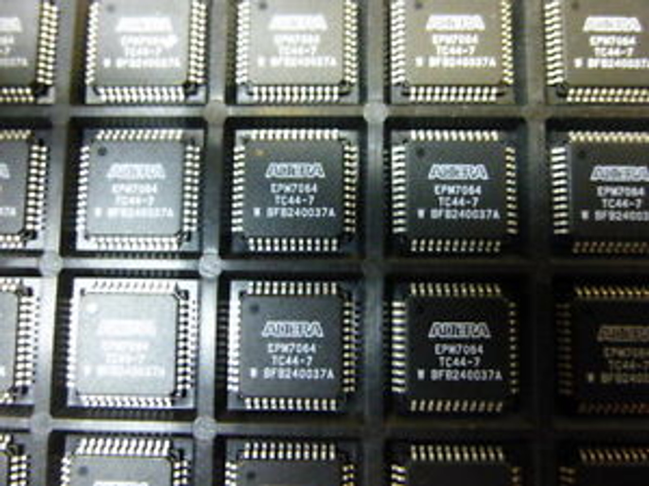EPM7120T144C5N Integrated Circuit Chip MAX 7000 CPLD