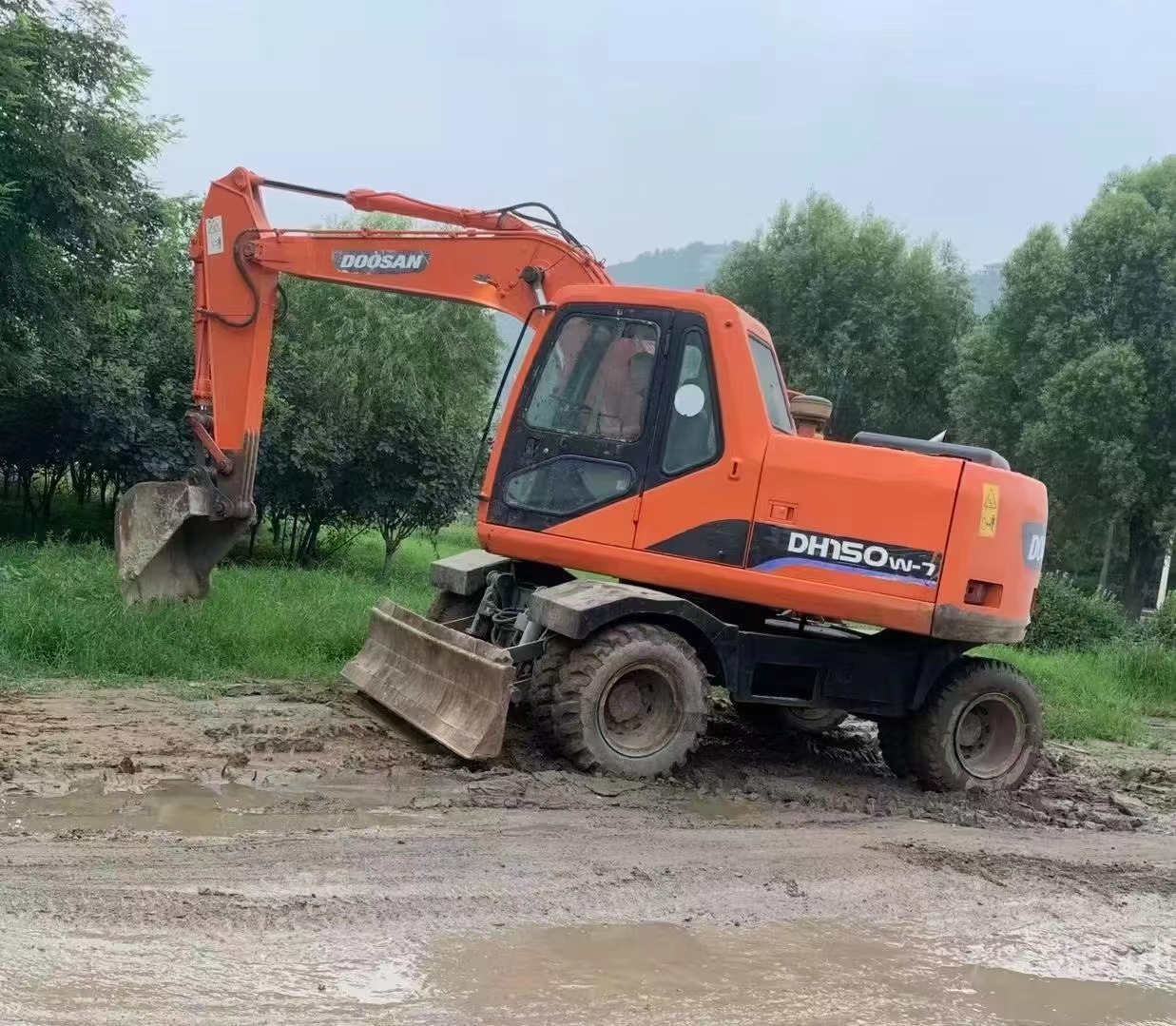 15 Ton Dh150w-7 Doosan Wheel Excavator With 0.75m3 Bucket Capacity