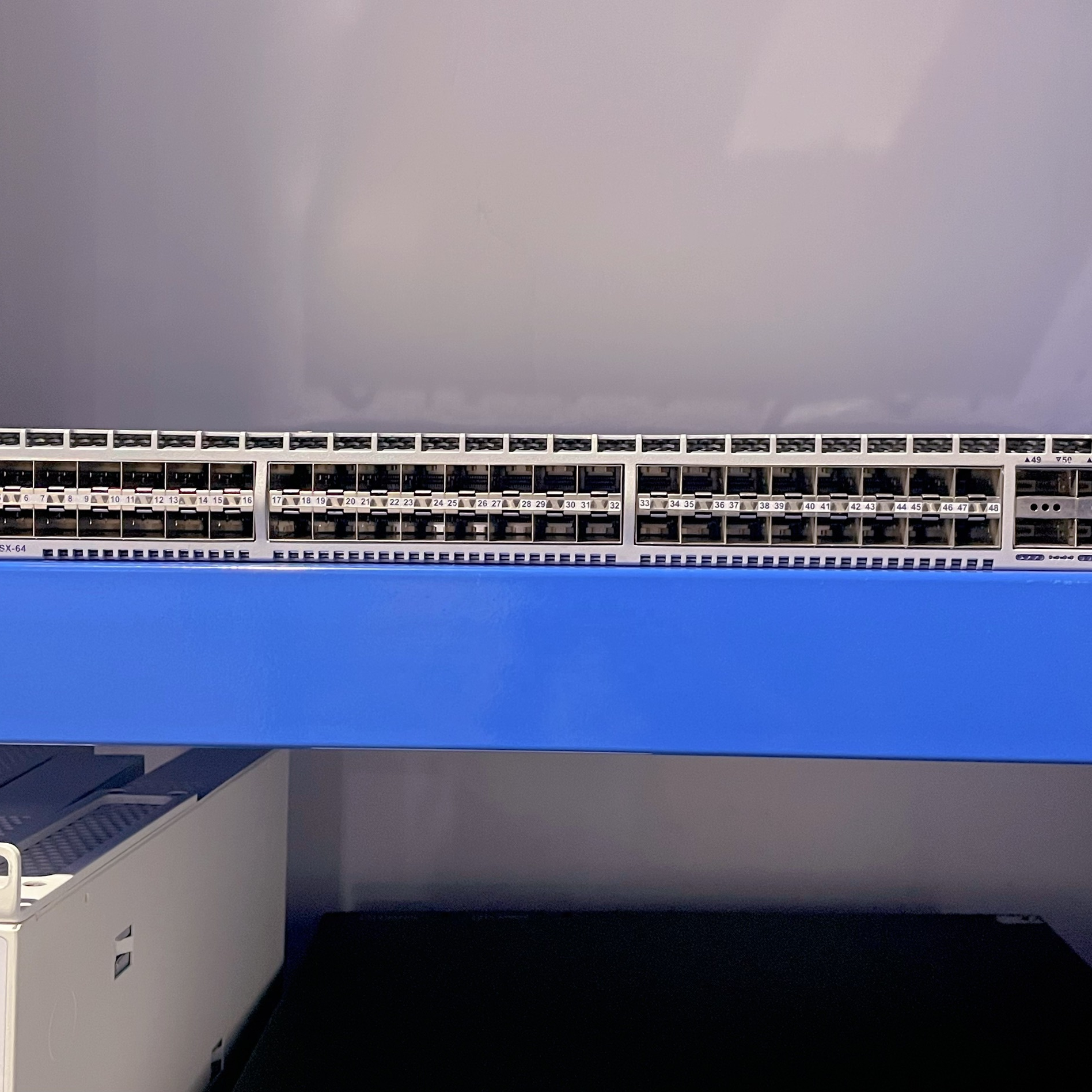 Private Mold Yes DCS-7050SX-64-R 48-Port 10G SFP 4-Port 40G QSFP Switch VLAN Function