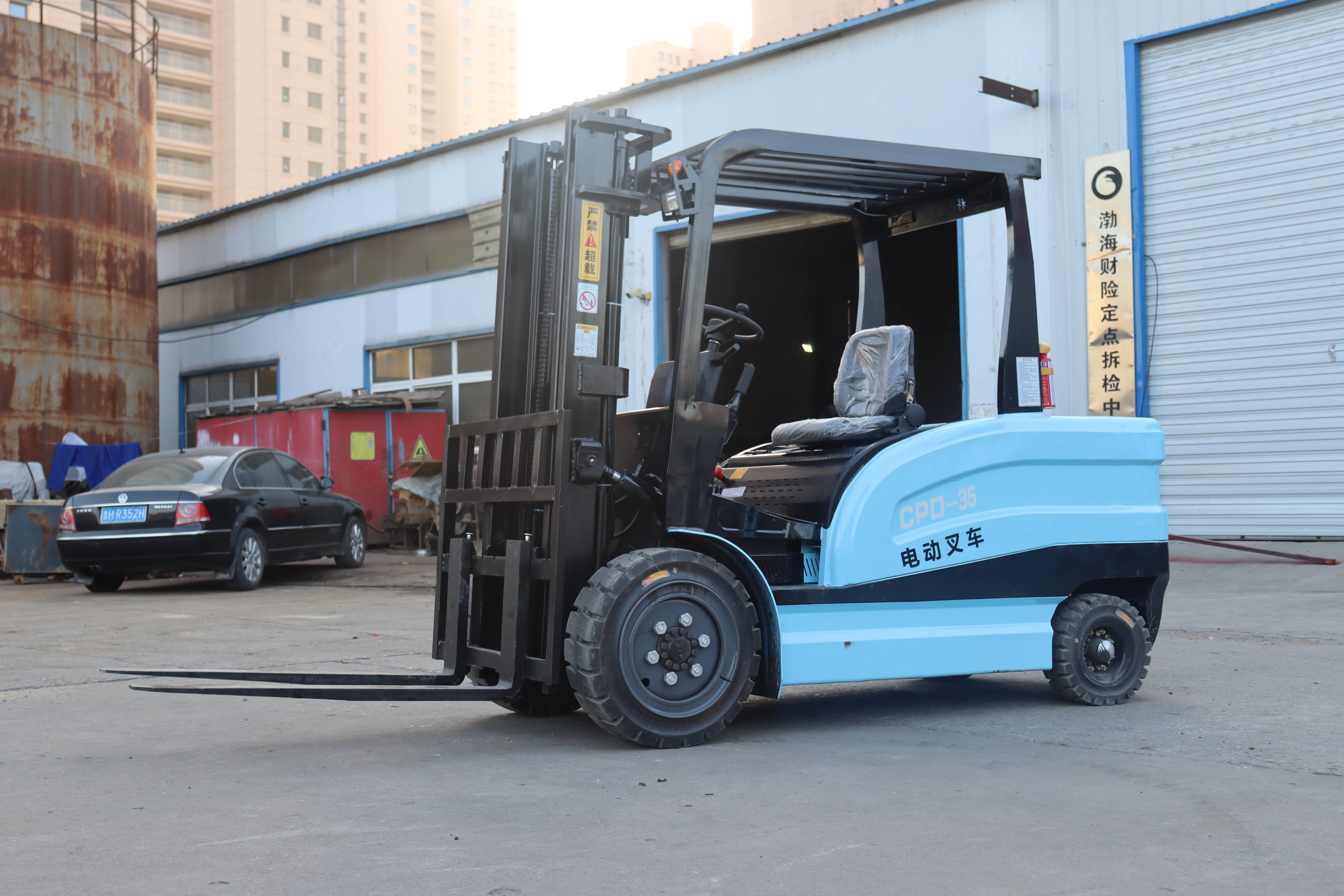 1.5 Ton Electric Forklift With 3 Stage Mast Solid Tires 48V Battery 6M Lifting Height Compact Design