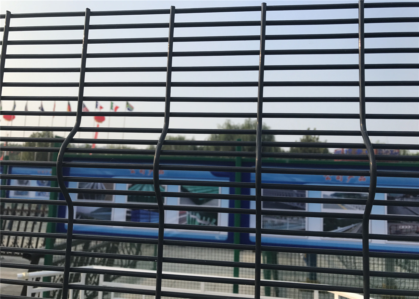 358 wire fencing panels 2007 x 2515mm mesh 12.70mm x 76.20mm diameter 4.00mm powder coated
