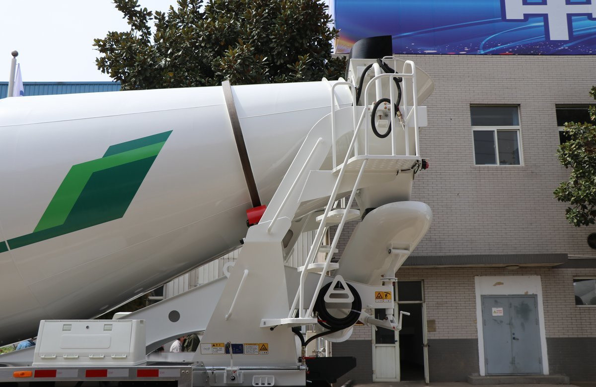 Concrete Mixer Truck 12 Wheels 8*4 FAW Mixer 375hp One Sleeper Cabin 8 Cubic Tanker