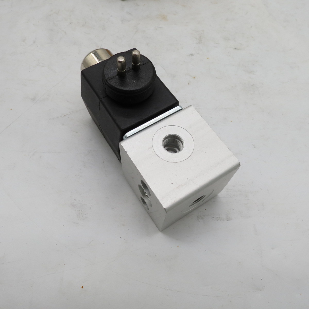 Sinotruk HOWO solenoid valve solenoid valve two-position three-way solenoid valve WG9719710004