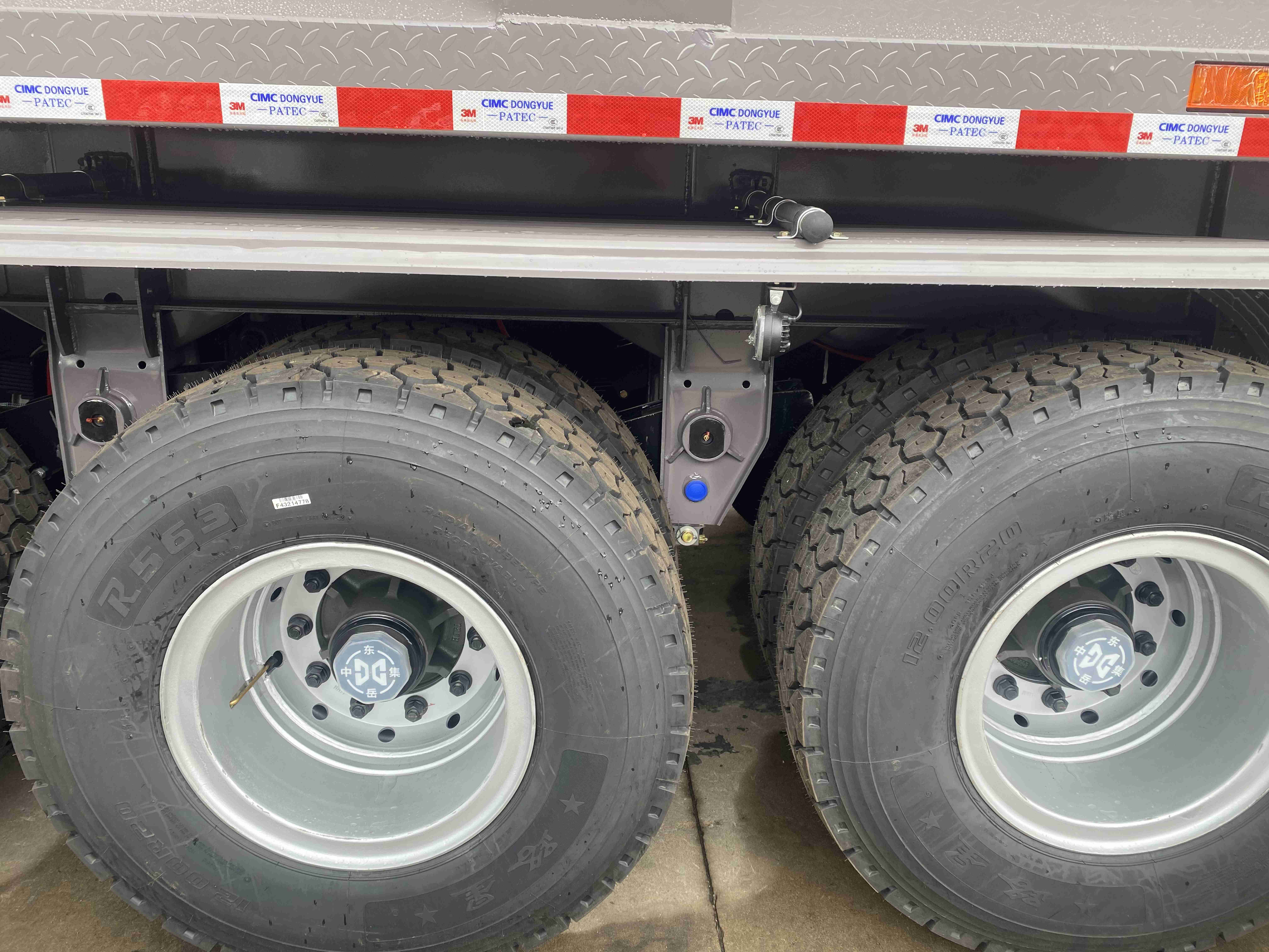 Air Suspension 3-axis 4-axis Hydraulic Lifting Rock Heavy-duty Truck Sand Semi-trailer 60 Ton Rear Flip Semi-trailer