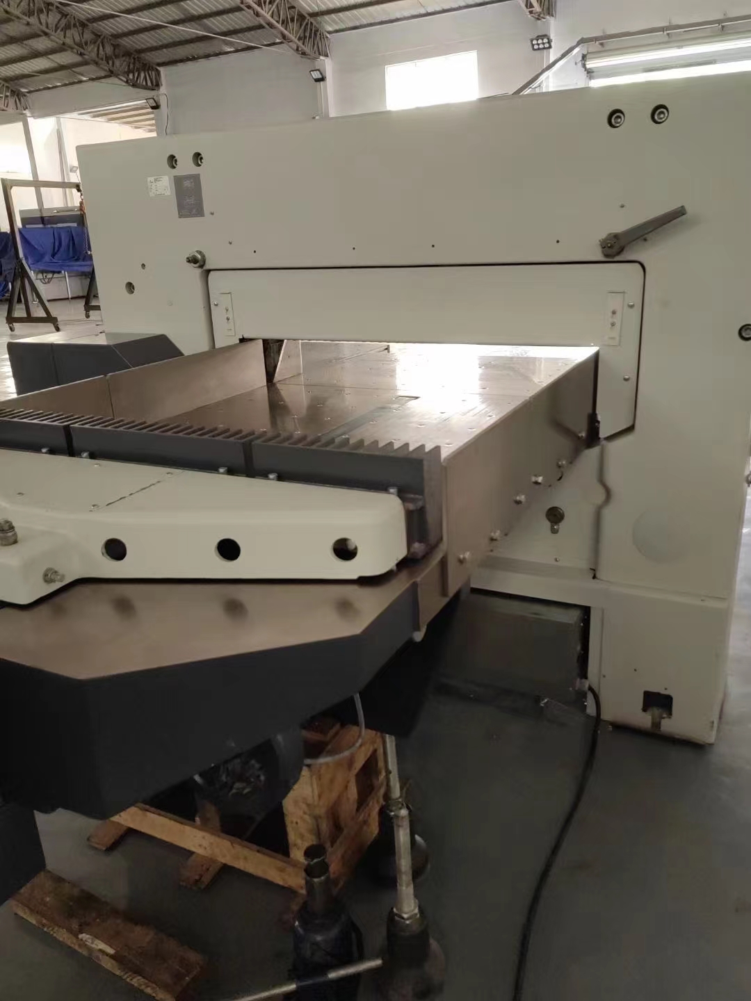 380V Electric Paper Cutter Guillotine Cutting Machine 2800x2800x1600 Mm For Smooth Cutting