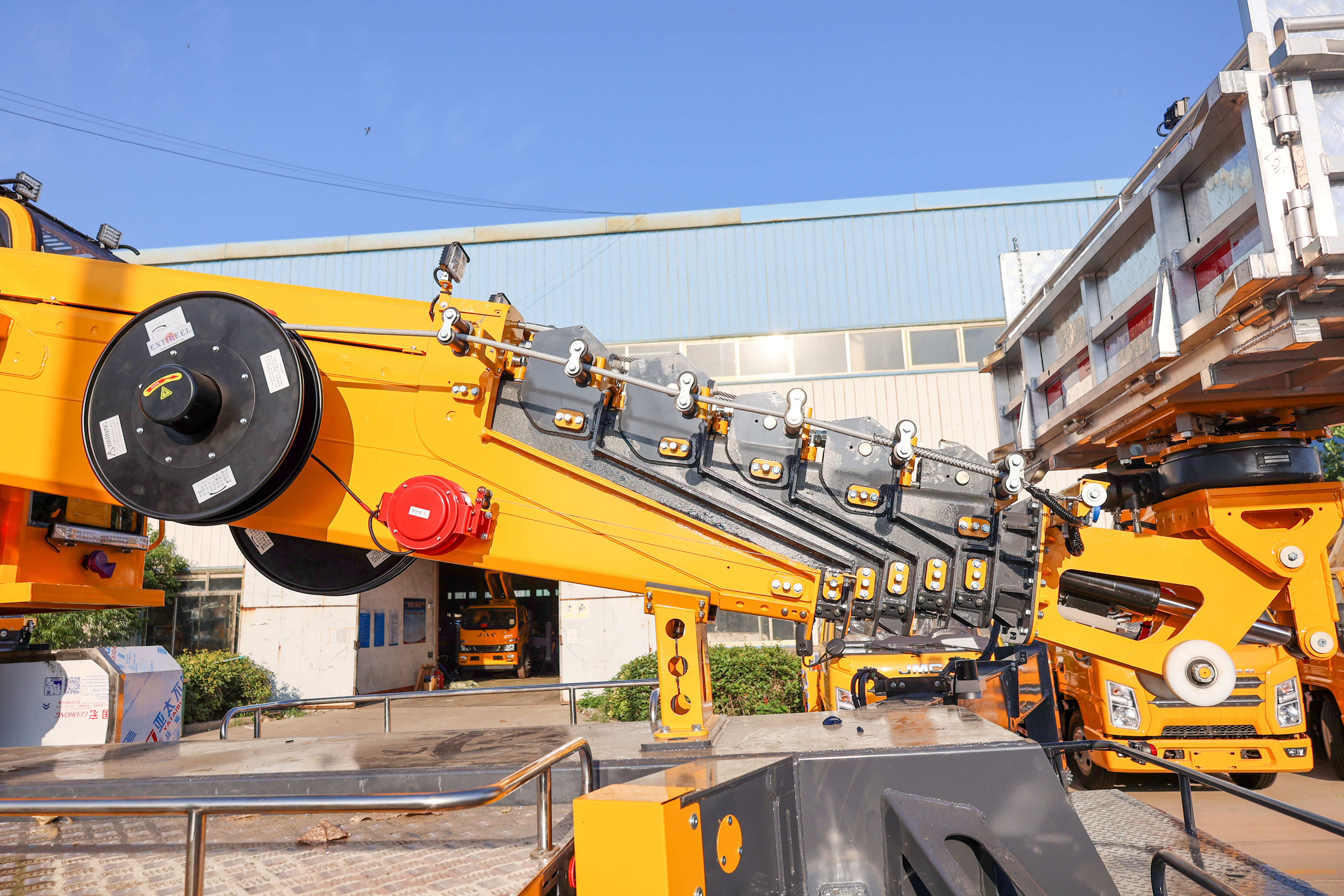 SINOTRUK new 50m Aerial Working Platform Truck high-altitude working lift truck for sale